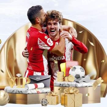 冒雨支持！国足比赛当地时间17点开球，球迷现场观战撑伞看球